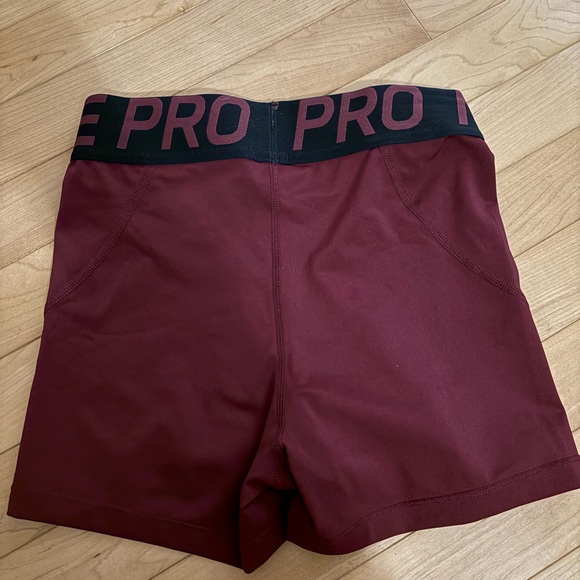 Nike Dri-FIT Maroon Performance - Picture 2 of 3